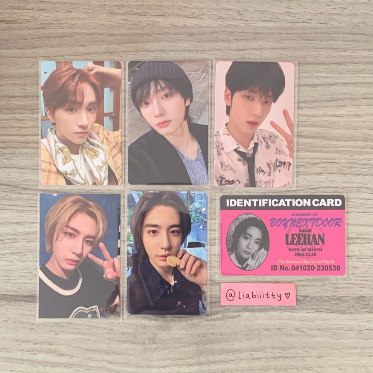 liabiIitty's tweet photo. vendo/venda 
set de photocards boynextdoor leehan sungho woonhak e txt soobin

R$80 + frete

⟡ frete será calculado por superfrete
⟡ vídeos na dm
⟡ tenho feedbacks positivos

@tradingcardkpop @vendaetrocakpop @bndvendaetroca @txtv3ndas https://t.co/QhYWLAjgDm