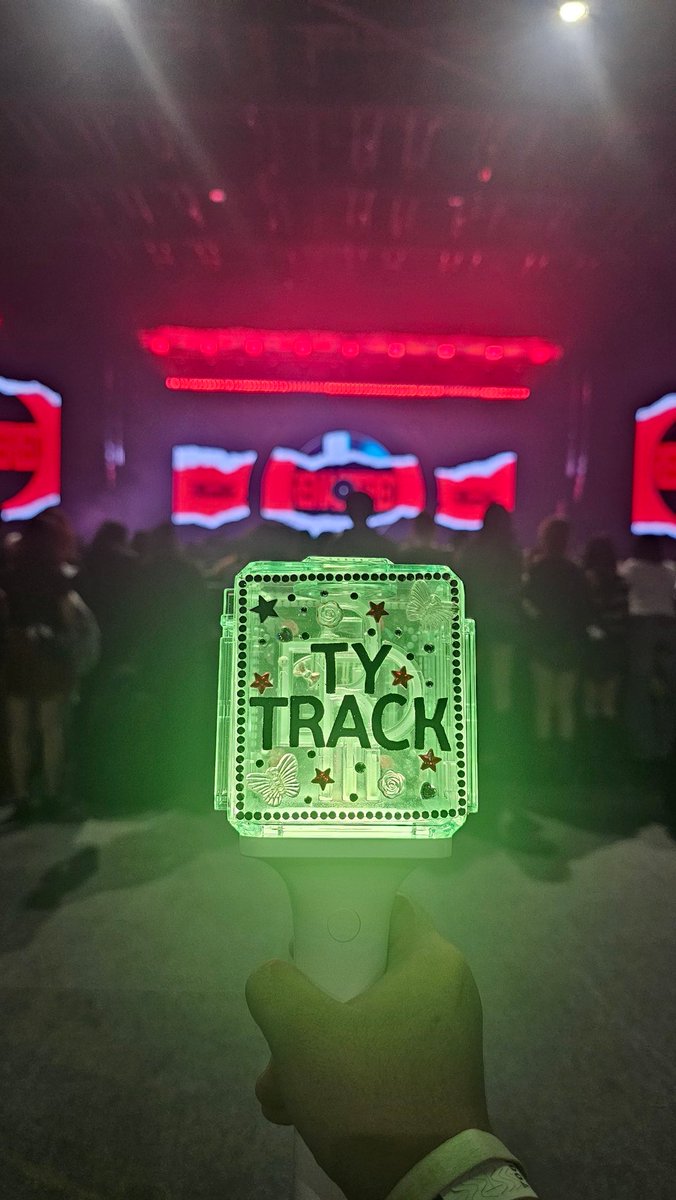 nczenieeeee's tweet photo. [ 11.04.26 ] TY TRACK REMASTERED in KL 🌹❤️🔥
happy dapat jumpa leader nct kitaaaa, handsome gila nak mampussssss.. please datang lagi bawak 127 sekali 🫶🏻

#TAEYONG #TYTRACKinKL #TAEYONGinKL #태용 #TY_TRACK_REMASTEREDinKL https://t.co/BTOnAvaJDx
