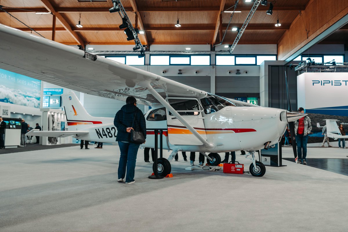 Cessna's tweet image. Caption:
Skylane and Skyhawk putting on a show ✨
#cessna #AERO2026