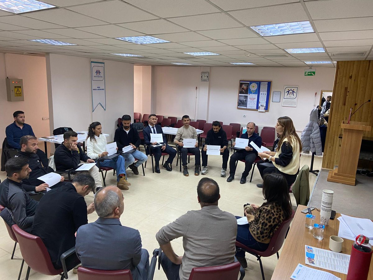 Hakkari_MEM's tweet photo. 📍 Hakkâri Rehberlik ve Araştırma Merkezi Toplantı Salonu

📌 MEB Talim ve Terbiye Kurulu Başkanlığı öncülüğünde; MEB Destek Hizmetleri Genel Müdürlüğü ve UNICEF iş birliğiyle hayata geçirilen “Afet ve Acil Durumlarda Çocuk Hakları ve Eğitimi Projesi” kapsamında, afet öncesi, sırası ve sonrasında yürütülecek müdahale ve iyileştirme faaliyetleri de dâhil olmak üzere, afet yönetiminin tüm aşamalarında çocukların korunmasına yönelik, çocuk hakları temelli kapsamlı eğitimler gerçekleştirildi.

🧑🏻‍🏫 Müdürlüğümüz MEB AKUB Ekip Lideri Gökhan Erdem ve PDR Öğretmenimiz Tuğba Katırcı tarafından; afet ve acil durum süreçlerinde görev alan MEB AKUB ekipleri, yöneticiler ve PDR öğretmenlerine yönelik kapsamlı bilgilendirme ve gelişim çalışmaları yürütüldü.

Program süresince; afet dönemlerinde çocuk haklarının korunması, psikososyal destek hizmetlerinin etkin bir şekilde sunulması ve güvenli eğitim ortamlarının sürdürülebilirliğine ilişkin kritik başlıklar ayrıntılı biçimde ele alındı. 🏫🤝🚨

Katılımcıların aktif katkı sunduğu program, bilgi ve farkındalık düzeyini artıran verimli paylaşımlar ve etkileşimli değerlendirmelerle sona erdi.

#HakkariBaşaracağımDiyor

@tcmeb @Yusuf__Tekin @itasyapan @HakkariValiligi @meb_ttkb @cftcblnt @meb_dhgm @omurfatih @meb_ogm @mebtegm @mebisgb @ozkan_meb @nrtttin_ylmz @MetinTayarer @OktayKzlk