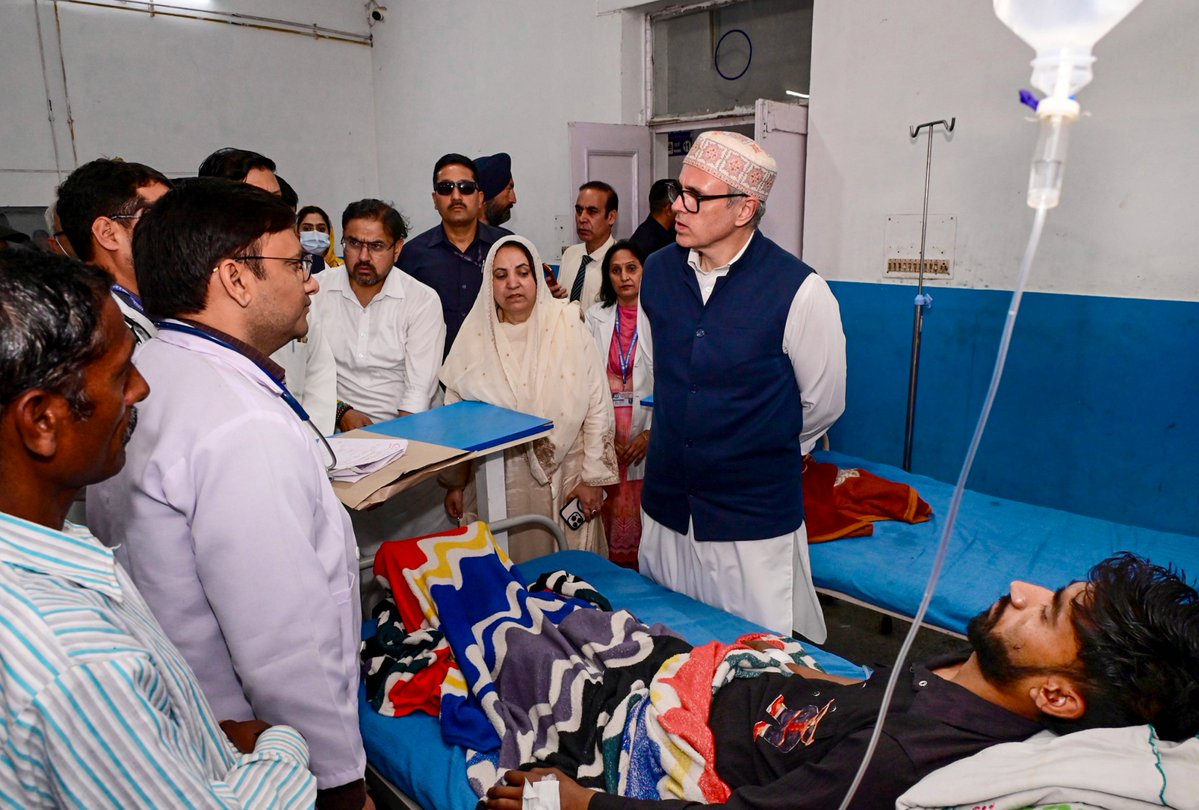 airnewsalerts's tweet image. #JammuAndKashmir Chief Minister @OmarAbdullah meets victims of the recent bus crash during a visit to the Government Medical College (GMC), in Udhampur.