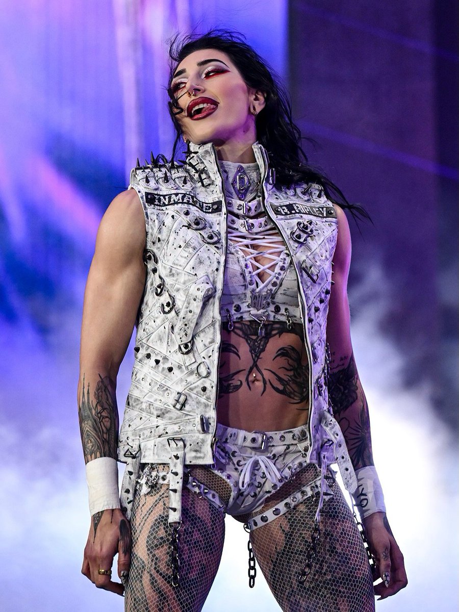 blueskytoo's tweet photo. Give me this match but make it a steel cage match https://t.co/lB7VezcQUH