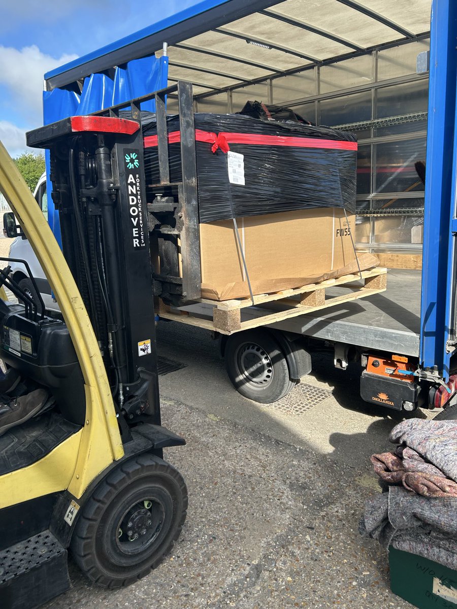 scott2gocourier's tweet image. A little trip … with a BIG load … to that there #London! 😉

These 5 pallets of IT &amp;amp; AV equipment were collected first thing for a pre-noon loading bay booking &amp;amp; safely transported to the 3rd floor to meet the engineers on site! #Waterloo #lutonvan #taillift