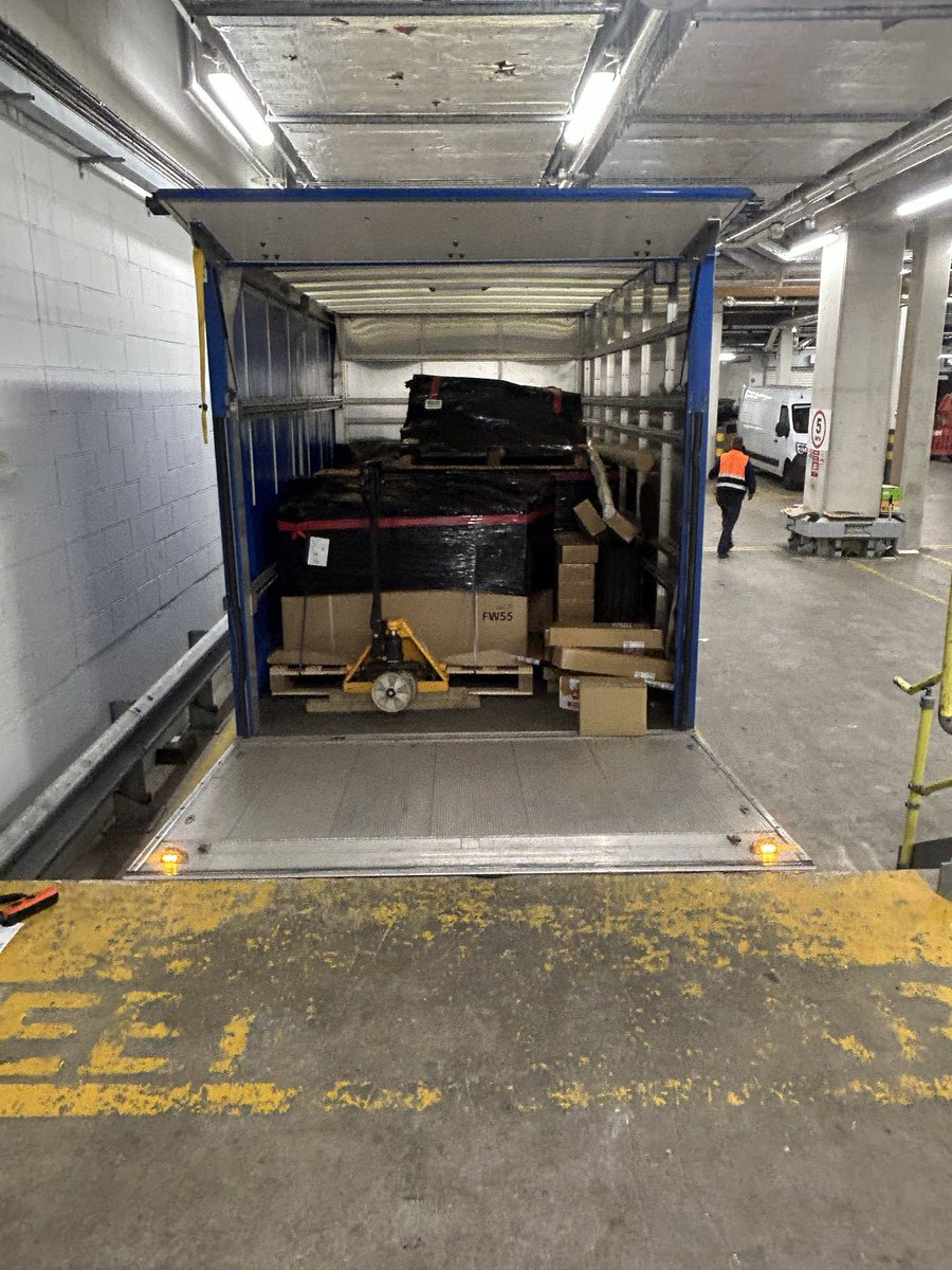 scott2gocourier's tweet image. A little trip … with a BIG load … to that there #London! 😉

These 5 pallets of IT &amp;amp; AV equipment were collected first thing for a pre-noon loading bay booking &amp;amp; safely transported to the 3rd floor to meet the engineers on site! #Waterloo #lutonvan #taillift