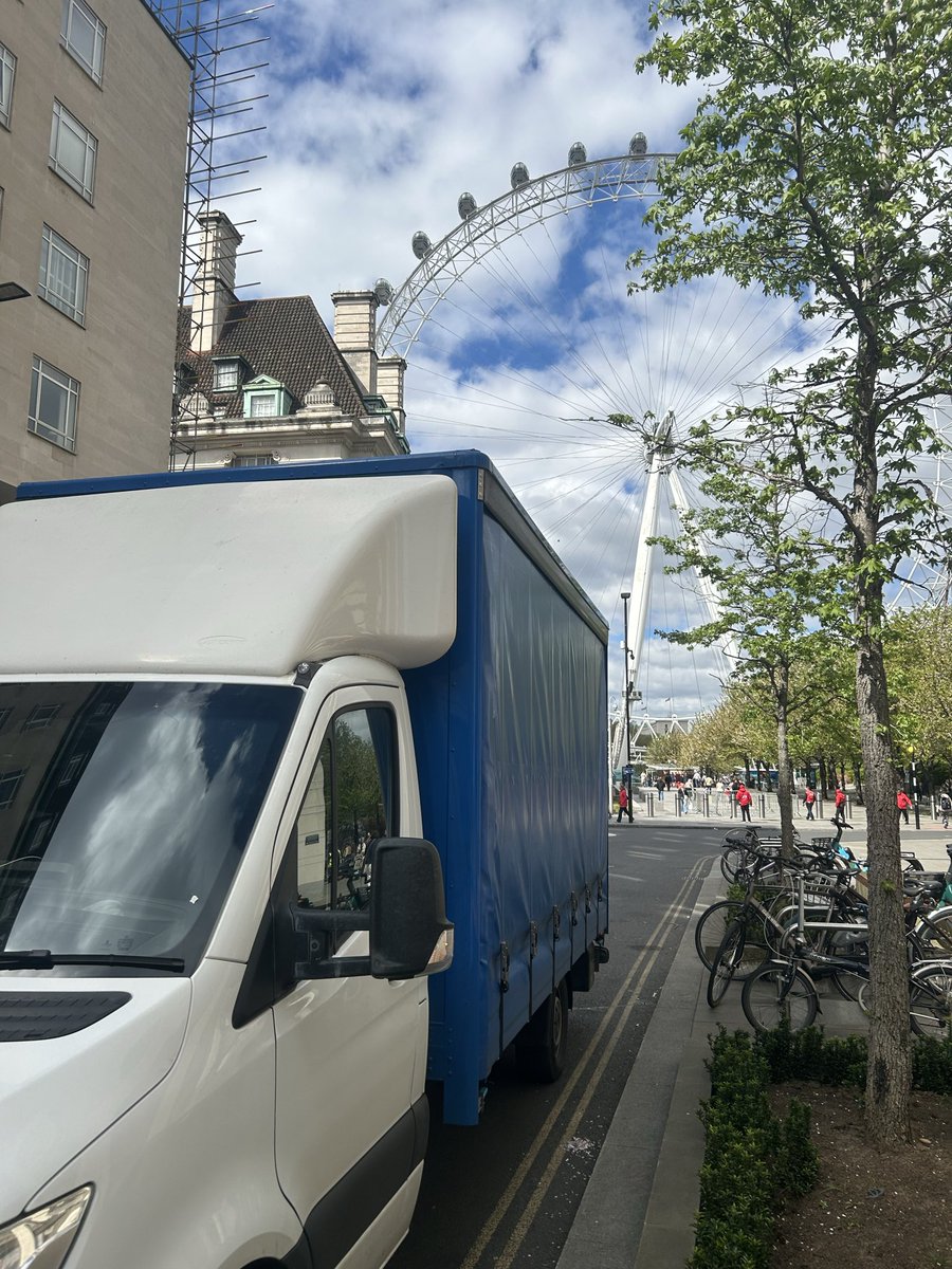 scott2gocourier's tweet image. A little trip … with a BIG load … to that there #London! 😉

These 5 pallets of IT &amp;amp; AV equipment were collected first thing for a pre-noon loading bay booking &amp;amp; safely transported to the 3rd floor to meet the engineers on site! #Waterloo #lutonvan #taillift