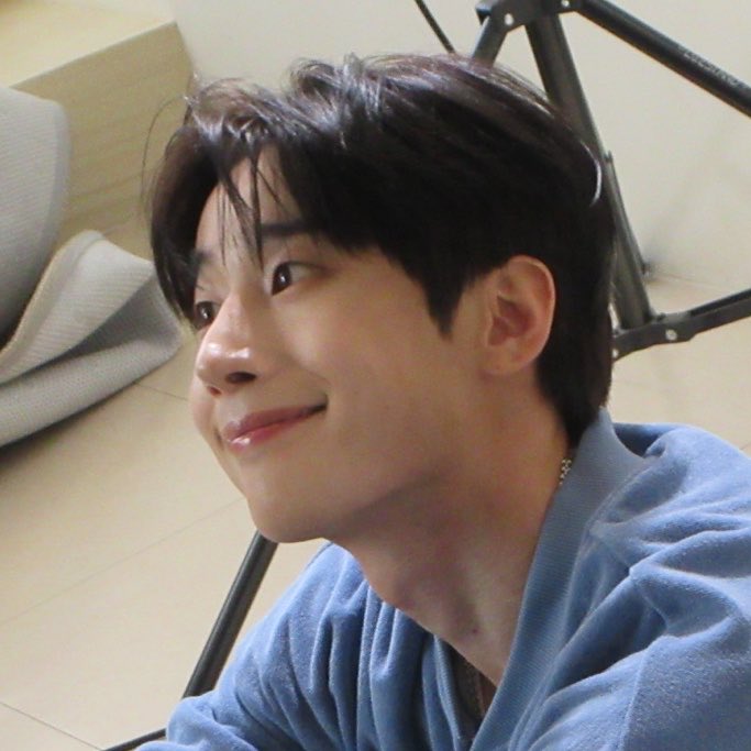 mo0ongday's tweet photo. 제 이상형과 완벽하게 부합하는 얼굴이세요
땡글반짝눈
백두산저리가라오똑코
태양이랑하이파이브할정도로예쁘게올라간입꼬리
이상형이 사람이 된다면 이런걸까………..🤍 https://t.co/kCLOTdS1Le
