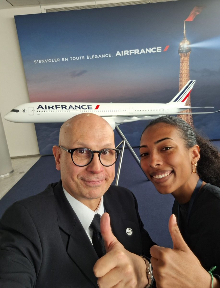 marcleflour's tweet image. Dernier jour en CFA Passage pour Camille @Camskosenn, ponctué par une visite du CCO.
Camille rejoint les Cadets @airfrance fin mai.
On la retrouve dans 24 mois, seuil de piste, place droite.
Bon vol Camille,
CAVOK !!
#airfrance