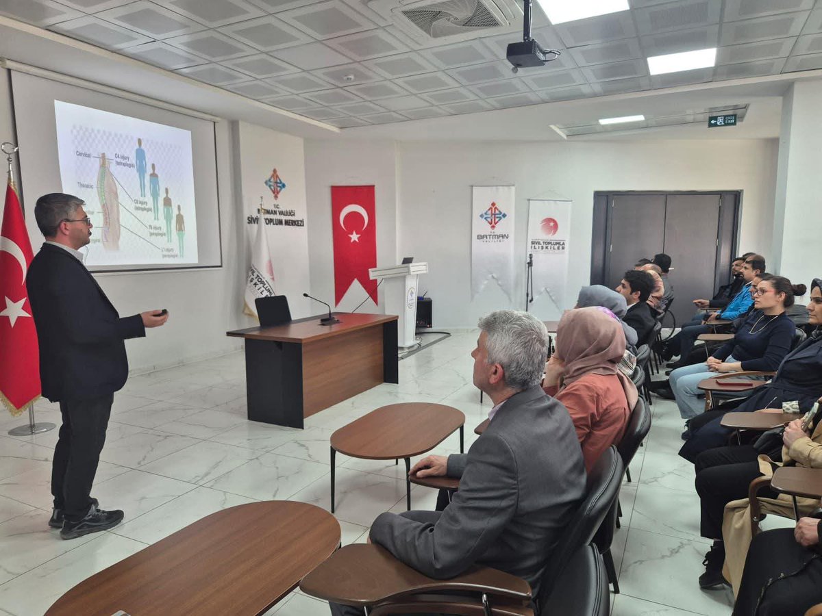 batmanstim's tweet photo. STK Temsilcilerine Yönelik “Beyin ve Sinir Sistemi Sağlığı” Eğitimi Düzenlendi

Batman Sivil Toplum Merkezi’nde, sivil toplum kuruluşu temsilcilerine yönelik “Beynimizi Tanıyalım: Beyin ve Sinir Sistemi Sağlığı” konulu eğitim gerçekleştirildi.

İl Sağlık Müdürlüğü iş birliğiyle düzenlenen program kapsamında Nöroloji Uzmanı Dr. Mehmet Mahsum KAPLAN tarafından katılımcılara beyin ve sinir sisteminin yapısı, işleyişi, nörolojik hastalıklar, risk faktörleri ve erken teşhisin önemi hakkında kapsamlı bilgilendirme yapıldı.

Eğitimde; sağlıklı yaşam alışkanlıklarının beyin sağlığı üzerindeki etkileri, stres yönetimi, uyku düzeni, dengeli beslenme ve fiziksel aktivitenin önemi gibi konulara da değinildi. Ayrıca toplumda sık görülen nörolojik rahatsızlıklar hakkında farkındalık oluşturulmasına yönelik önemli bilgiler paylaşıldı.

Program süresince katılımcılara günlük yaşamda beyin sağlığını korumaya yönelik alınabilecek önlemler aktarılırken, sivil toplum kuruluşlarının bu alanda bilinçlendirme faaliyetlerinde üstlenebileceği rol vurgulandı.

Program sonunda katılımcılar tarafından yöneltilen sorular yanıtlanarak karşılıklı bilgi alışverişinde bulunuldu. Gerçekleştirilen eğitimin, sivil toplum kuruluşlarının sağlık alanında bilinç düzeyinin artırılmasına ve toplumda koruyucu sağlık anlayışının yaygınlaştırılmasına katkı sağlaması hedeflenmektedir.