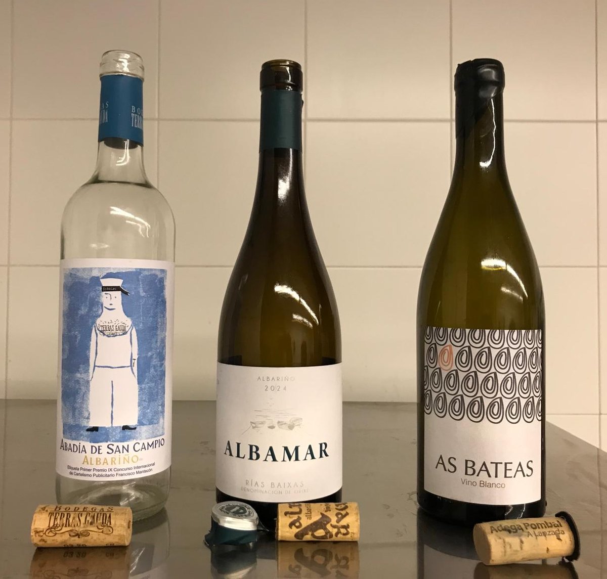 alacartemenus's tweet photo. En el @CCUrgell hemos iniciado un precioso viaje por #Galicia
Hemos empezado el camino por #RíasBaixas @Rias_Baixas y nos hemos centrado en el #Albariño
Nos han acompañado los vinos de @TerrasGauda @BodegasAlbamar y @AdegaPombal
#formar #aprender #disfrutar #catar https://t.co/B5cc4mSMOE