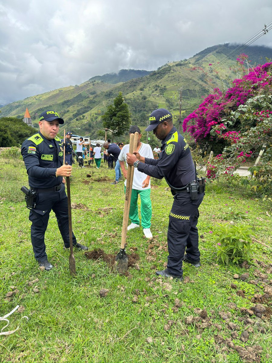 PoliciaChoco's tweet photo. 🌎💚 En el Día Mundial de la Tierra, en el municipio del #CarmenDeAtrato, junto con la Alcaldía Municipal, Secretaría de Medio Ambiente, Bomberos, Defensa Civil, Club de Caminantes e instituciones educativas realizamos siembra de árboles en el sendero Corazón de María. 🌱🌳 https://t.co/JV8nYxK1Pe