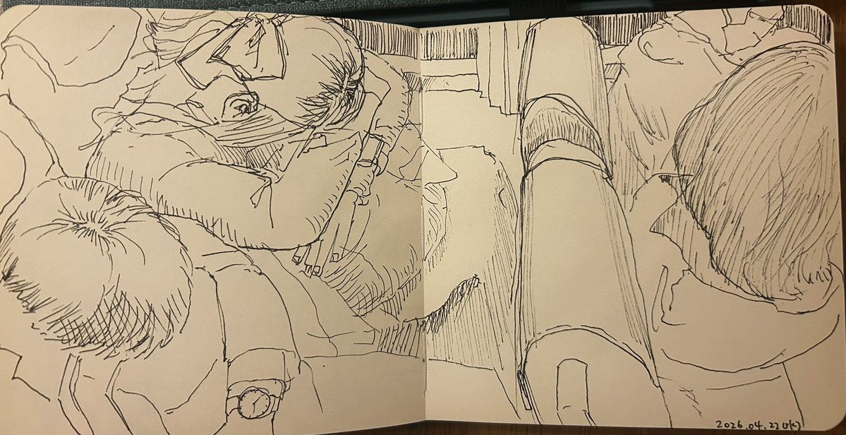 電車スケッチ。✍️
本当はもっと立体感を出したい。