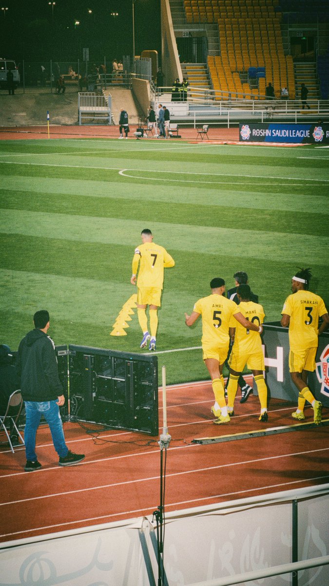 𝐀𝐛𝐝𝐮𝐥𝐥𝐚𝐡 الحضور بتشيرت الاصفر tweet media