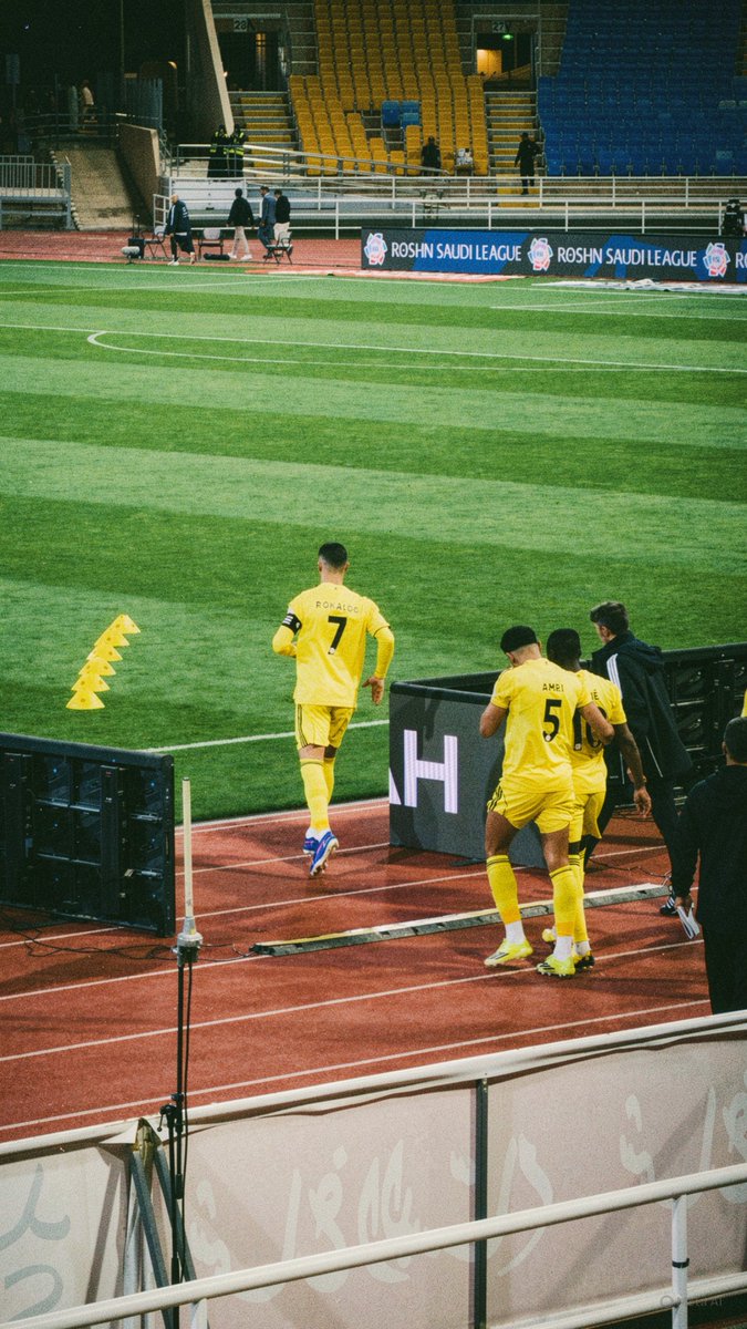 𝐀𝐛𝐝𝐮𝐥𝐥𝐚𝐡 الحضور بتشيرت الاصفر tweet media