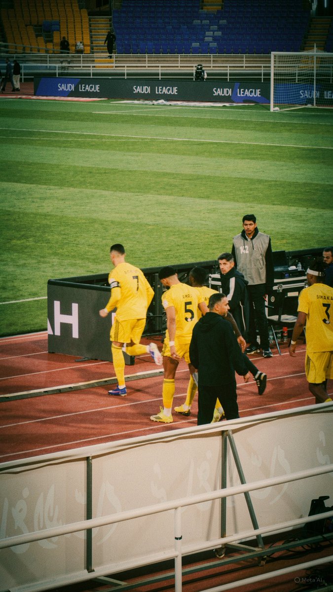 𝐀𝐛𝐝𝐮𝐥𝐥𝐚𝐡 الحضور بتشيرت الاصفر tweet media