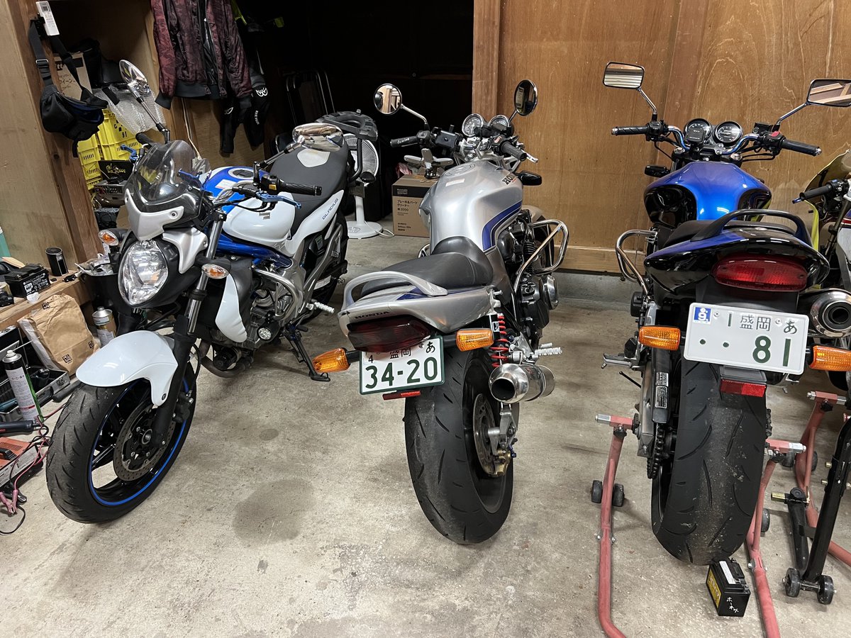 bazongas1's tweet photo. apeじゃ物足りないと生意気言うオヤジの為に買ってやったわ✋
我が家のバイクSSBバンパーの装着率高いな。 https://t.co/5orOGTUXFG