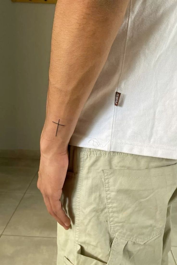 _whitegloves's tweet photo. river cuman punya 2 *cough* 3 *cough* tattoos.. “eye of horus” and a cross… one is about divine protection and power while the other is faith and restraint jd its almost like he’s balancing between the 2 his control over the world and his control over himself……. #WHATAMAN https://t.co/9eOHXDSIv6