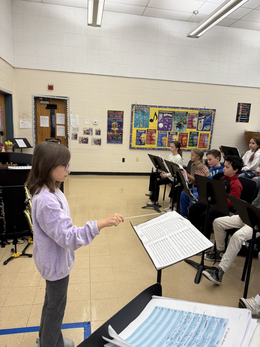 MusicalChandler's tweet photo. Student conductors and hallway music always starts our Wednesdays off on the right note!🎶 @ConoverRoadES https://t.co/q9wXXgSpk6