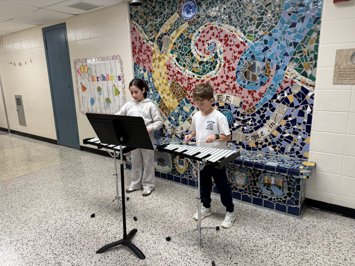 MusicalChandler's tweet photo. Student conductors and hallway music always starts our Wednesdays off on the right note!🎶 @ConoverRoadES https://t.co/q9wXXgSpk6