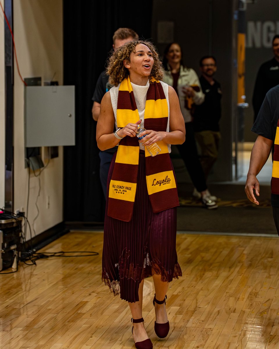 RamblersWBB's tweet photo. .@CoachMoPaige's first peek at Gentile Arena 👀 https://t.co/NKB8wPhbLC