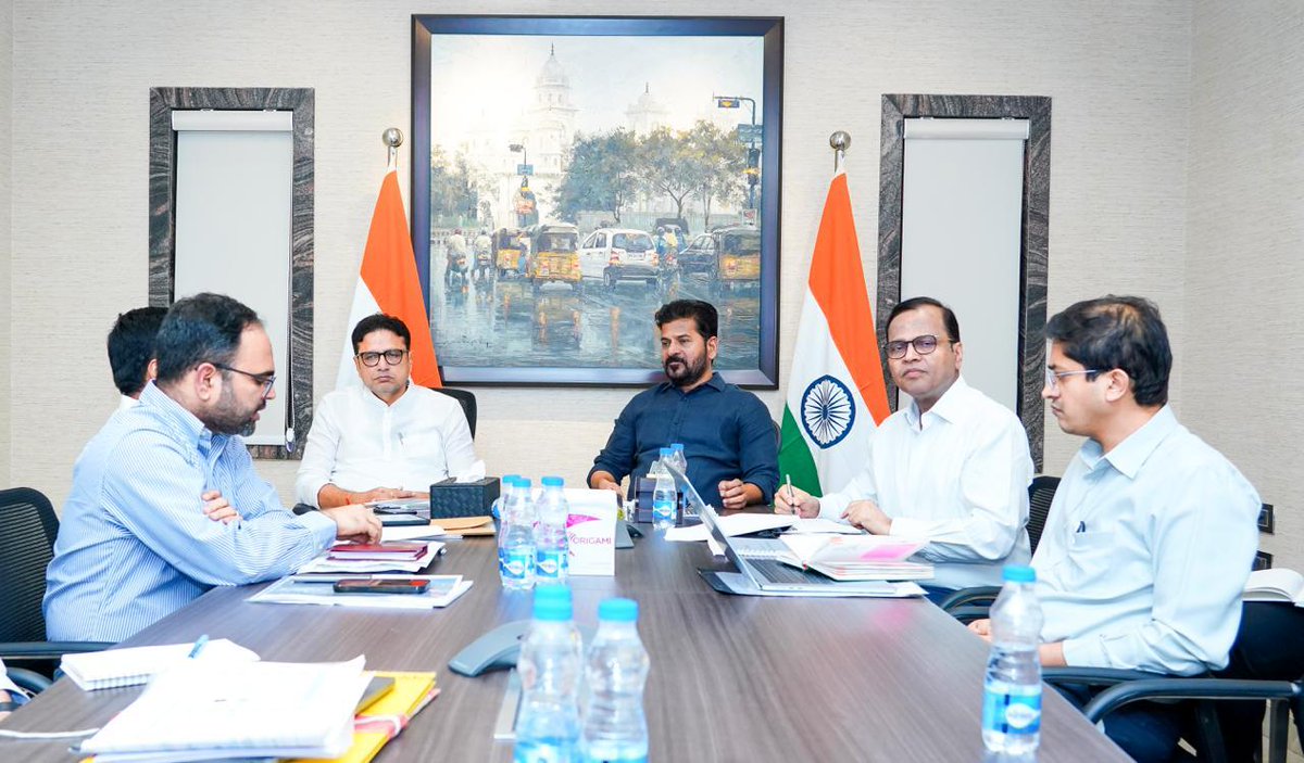 revanth_anumula's tweet photo. పరిశ్రమల శాఖ పై ఉన్నతాధికారులతో సమీక్ష నిర్వహించాను. దావోస్ పర్యటనలో, తెలంగాణ రైజింగ్ గ్లోబల్ సమ్మిట్ లో  పలు కంపెనీలతో జరిగిన MOU లు, పురోగతిపై ఆరా తీశాను. ఇప్పటి వరకు గ్రౌండ్ అయిన కంపెనీలు, పెండింగ్ వివరాలను అధికారులను అడిగి తెలుసుకున్నాను.

MOU లు కుదుర్చుకున్న కంపెనీలను మూడు కేటగిరీలుగా వర్గీకరించి, ప్రాధాన్యత క్రమంలో భూ కేటాయింపులు, మౌలిక సదుపాయాల కల్పన చేపట్టాలని ఆదేశించాను.

డేటా సెంటర్లకు ఎస్టీపీల ద్వారా శుద్ధి చేసిన నీటిని వినియోగించుకునేలా ప్రణాళికలు రూపొందించాలని ఆదేశించాను. 

MOU లు కుదుర్చుకున్న సంస్థలు వీలైనంత త్వరగా తమ కార్యకలాపాలు ప్రారంభించేలా చూడాలని, ఇందుకు అవసరమైన అన్ని రకాల సదుపాయాలను కల్పించాలని అధికారులను ఆదేశించాను.

ఈ సమీక్షలో పరిశ్రమల శాఖ మంత్రి శ్రీ డి. శ్రీధర్ బాబు, ప్రభుత్వ ప్రధాన కార్యదర్శి శ్రీ రామకృష్ణారావు, ఇతర ఉన్నతాధికారులు పాల్గొన్నారు.

#TelanganaRising
#InvestTelangana
#IndustrialGrowth
#Telangana 
#FutureCity