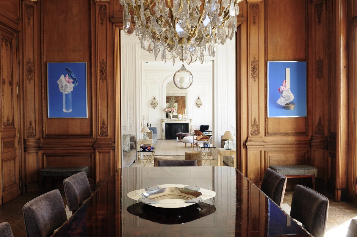 Este es, probablemente, el espacio donde más pasa la vida de la casa.

El comedor está siempre ahí. Para un almuerzo largo, una reunión, o simplemente dejar algo sobre la mesa y seguir.

Al final, eso es lo que más nos interesa: que la casa se sienta propia.