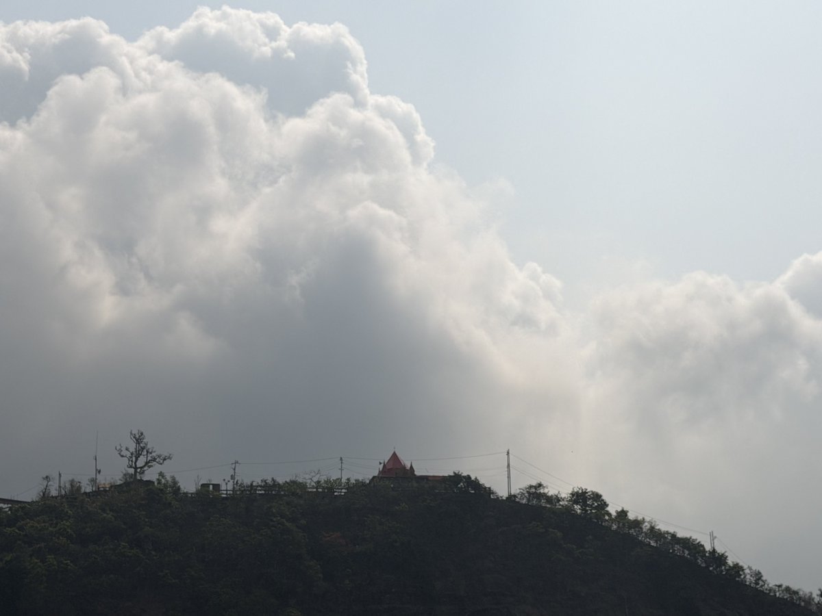 jahurul_rashid's tweet image. চট্টগ্রামের চন্দ্রনাথ পাহাড় — মেঘ ছুঁয়ে থাকা এই চূড়ায় আজ ভাইবস অন ফায়ার 🔥#ChandranathHill #Sitakunda #Chattogram #RemixVibes #Dance