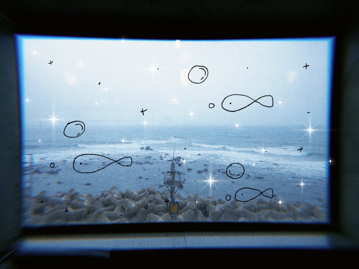 Douerx's tweet photo. 对下雨天的感情很复杂：出行最怕遇上雨天，鞋底带上的泥水攀附在裤脚，头发黏腻的贴在脸边，只能边甩水边抱怨着天公不作美；但在室内有一种可以随意发酵负面情绪的氛围，就像本身就是如此阴郁一般，自暴自弃的想法也能当作给精神放个假，躺在家里不行也完全没负担，等到晴天被晒干又恢复所谓正常☔️ https://t.co/yC613xSikR