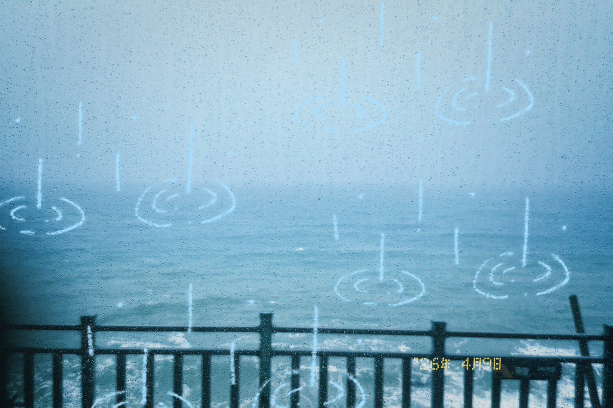 Douerx's tweet photo. 对下雨天的感情很复杂：出行最怕遇上雨天，鞋底带上的泥水攀附在裤脚，头发黏腻的贴在脸边，只能边甩水边抱怨着天公不作美；但在室内有一种可以随意发酵负面情绪的氛围，就像本身就是如此阴郁一般，自暴自弃的想法也能当作给精神放个假，躺在家里不行也完全没负担，等到晴天被晒干又恢复所谓正常☔️ https://t.co/yC613xSikR