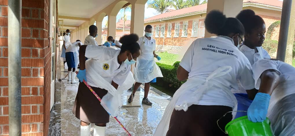 holyinnocentsUG's tweet photo. Leoโs Club of Maryhill High School gave back to the community today with a general cleaning at our theatre.Service, teamwork and impact in action. @CentenaryBank @UEC_UCMB @lionsclubs
#GivingBackToCommunity @USJM_Official @GilbertAkampa https://t.co/k7CcHTgpuj