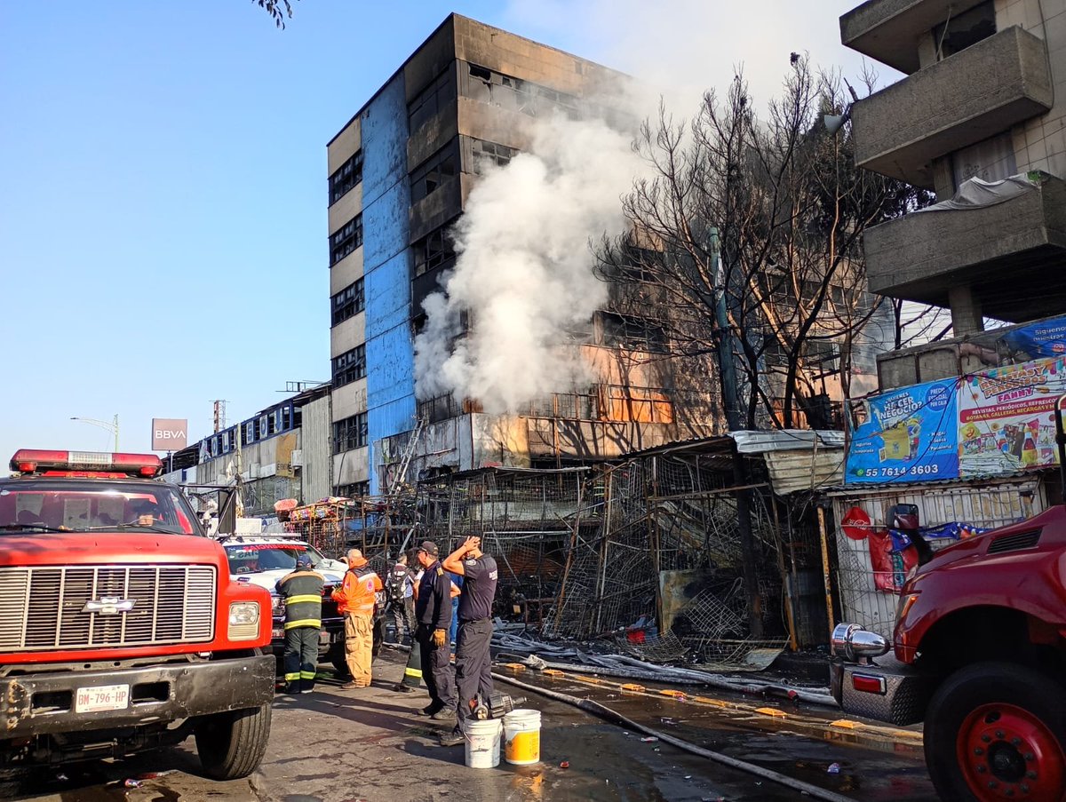 CorresponsalsMX's tweet image. Graves perdidas 💰para los comerciantes 
🚨¡Siguen los trabajos de enfriamiento tras incendio en ❤️‍🔥 el Mercado de Sonora en la #CDMX la noche de ayer martes!
📷@laprensaoem
@A_VCarranza #comercio #negocios