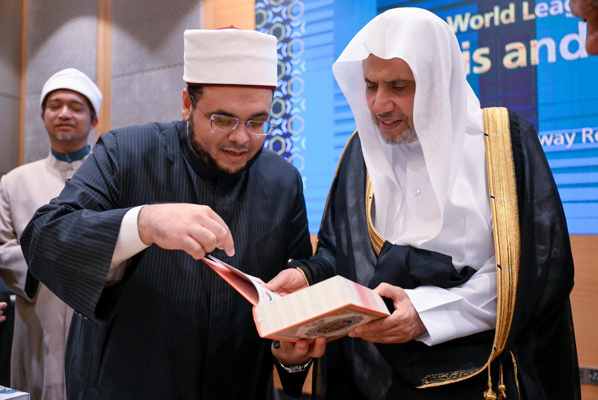 arabnews's tweet image. #Muslim World League (@MWLOrg_en) Secretary-General Dr. Mohammed bin Abdulkarim Al-Issa recently met in Kuala Lumpur with senior Malaysian scholars, led by Sheikh Ahmad Fauwaz Fadzil, grand mufti of #Malaysia arab.news/jmgrr
