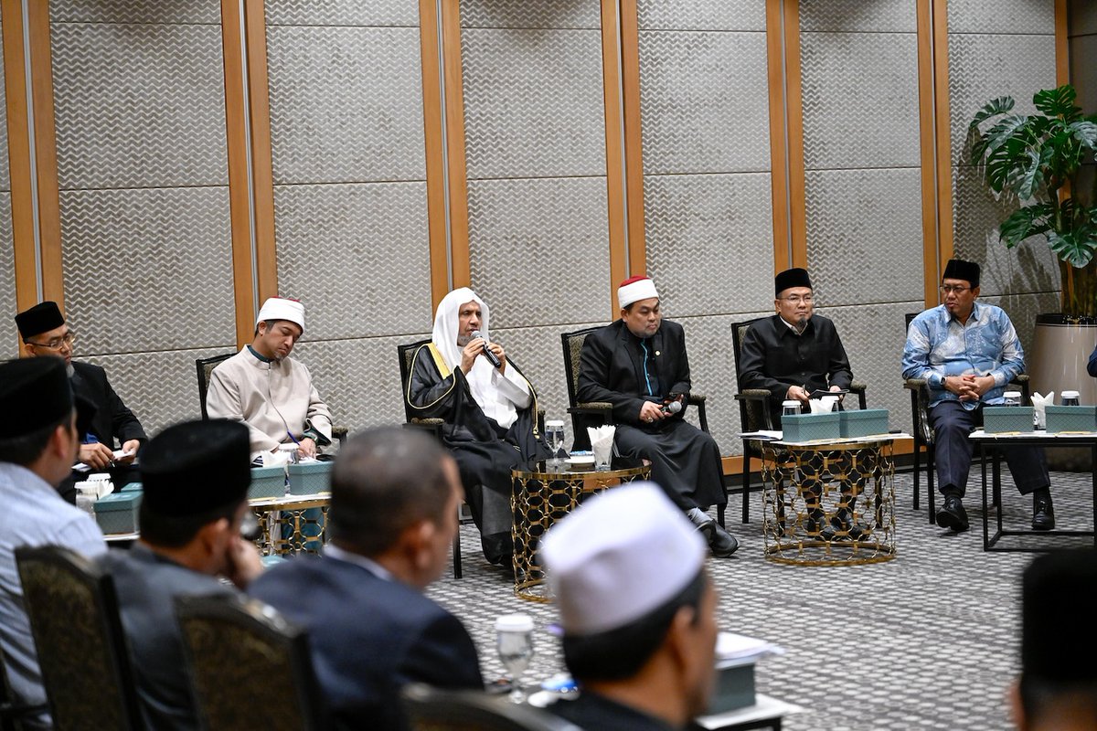 arabnews's tweet image. #Muslim World League (@MWLOrg_en) Secretary-General Dr. Mohammed bin Abdulkarim Al-Issa recently met in Kuala Lumpur with senior Malaysian scholars, led by Sheikh Ahmad Fauwaz Fadzil, grand mufti of #Malaysia arab.news/jmgrr