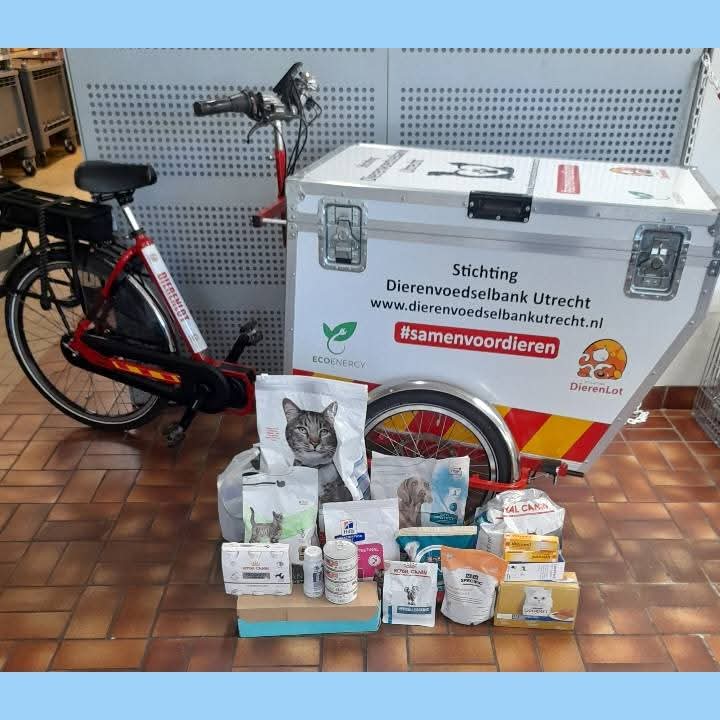 DierenvbUtrecht's tweet photo. De deur stond tijdens de uitgifte dagen open voor gesprekken, ondersteunende huisdieren baasjes, knuffels en lekkers voor honden en donaties. 
Dank jullie wel 
@StichtingMoHuKa 
inzamelpunt #Evi dierenartsen 
en dierenliefhebbers 🐾🐾 ☀️ https://t.co/soHDNYGWir