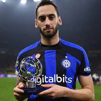 #صورة_جديدة_للملف_الشخصي

لعيون معلم الشاورما هاكان، ستبقى صورته في البروفايل حتى الموسم القادم. هاكان ليس مجرد اسم عابر، بل أسطورة في قلب الوسط، ومدرسة يُقتدى بها عبر الأجيال. رجلٌ بحجم ألف رجل، صنع لنفسه تاريخًا يُروى وبصمةً لا تُنسى …