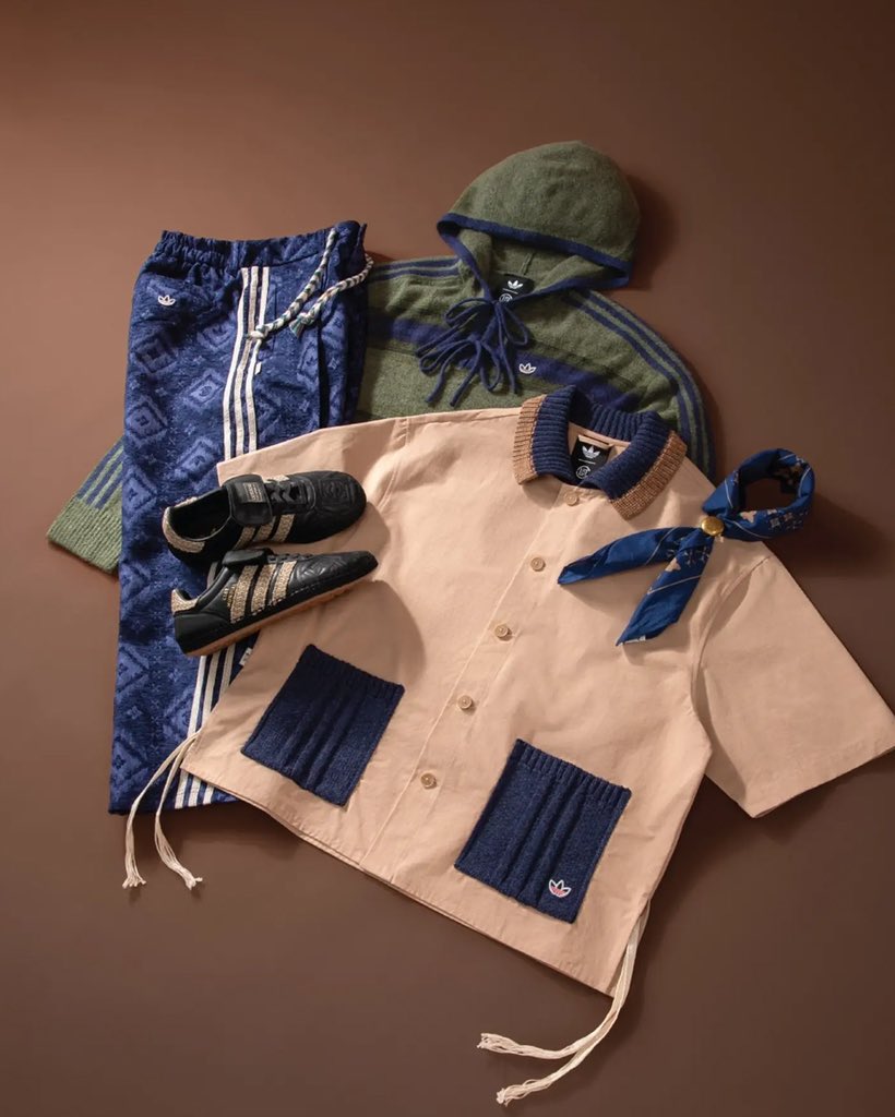 simonsaysdrip's tweet image. CLOT and adidas Originals continue their run, reworking football classics with a laid-back twist.
From raffia-striped Mundials with espadrille soles to textured Sambas and Teamgeist-inspired pieces, the drop leans into beach-ready football aesthetics.
#CLOT #adidasOriginals #SSD
