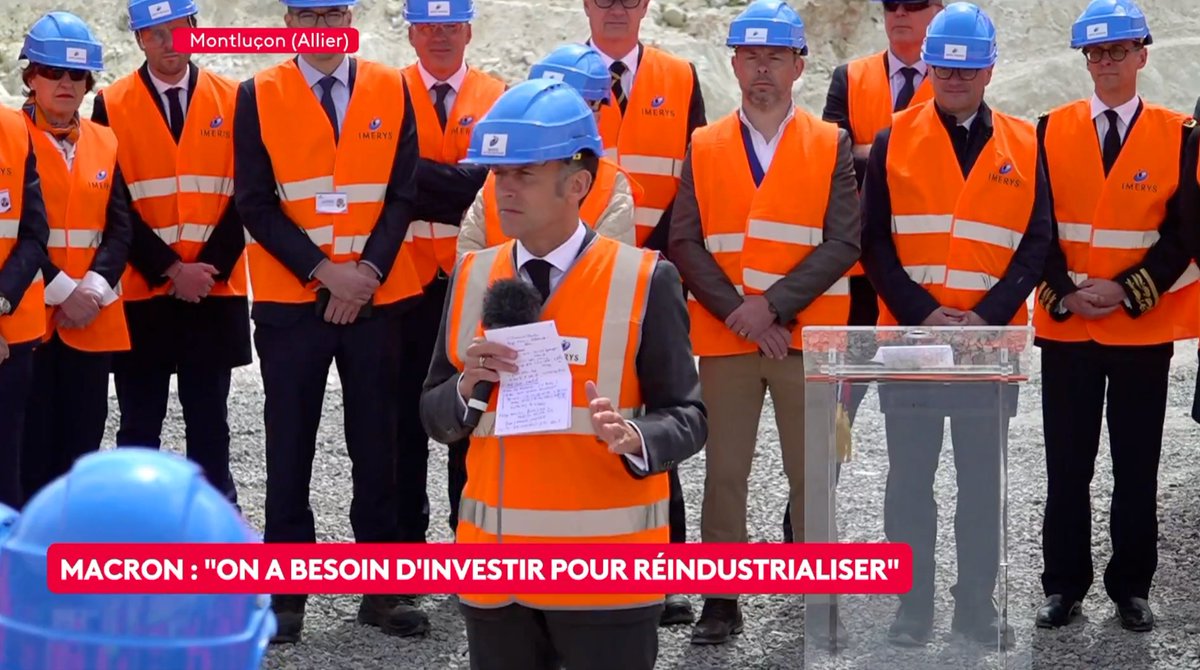 Francois_Ruffin's tweet photo. À chaque fois que Macron enfile un casque de chantier, des dizaines d'usines ferment en France.

La part de l'industrie dans le Pib est plus basse que jamais, sous les 10%, à l'égal de la Grèce.
Pourquoi ? Parce qu'il ne sait pas faire. Parce que, banquier d'affaires, son savoir-faire, c'est de livrer nos fleurons aux financiers. Et parce que, malgré les échecs, malgré sa "réindustrialisation" bidon, il fait et raconte toujours n'importe quoi : non, l'industrie ne reviendra pas par "150 grands projets" pensés depuis Paris, mais au contraire, par le petit : par les Pme, les Eti, qu'il faut repérer et accompagner, à proximité, sur les territoires. Et par une protection commerciale : taxe aux frontières, barrières douanières, quotas d'importations.
