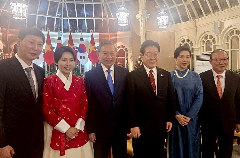 '베트남 히딩크' 박항서 전 베트남 국가대표 축구팀 감독님은 베트남 국민들에게 전설로 불리신다고 하지요. 그 바통을 이어받아 새로운 도전에 나서고 계신 우리 김상식 감독님께서도 좋은 성과를 만들어가시길 응원합니다.

두 분과 이야기를 나누며 축구가 단순한 스포츠를 넘어 사람과 사람,