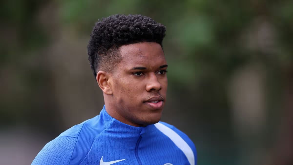 Nothing will convince me this rapid weight gain didn’t contribute to Estêvão’s injury.

All he needed was a slight increase in muscle to boost his acceleration, instead Chelsea tried turning him into Adama Traoré 😭

Look at the difference within HALF a season.