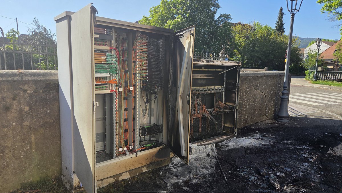 huphuphupbarbat's tweet photo. @Free_1337 Bonjour armoire fibre partiellement brûlée (rue Schweitzer à Cernay 68700) suite à un incendie sur voiture s'étant propagé sur l'armoire. @lafibreenalsace https://t.co/gMIHaU6onC