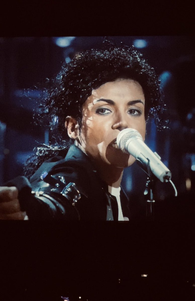 sobre o filme do Michael: eu já amava o Michael e saí daquela sala de cinema transbordando ainda mais amor por ele. ontem, eu não vi o Jaafar. eu vi o Michael. 
eternamente grata por ser sua fã, michael. eternamente grata por tudo o que sua arte desperta em mim.

#MichaelMovie