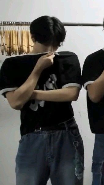 _45uwoo's tweet photo. 유우시 어깨가 ㄹㅇ 여자들 미치게 함 https://t.co/Dqii1v0ug4