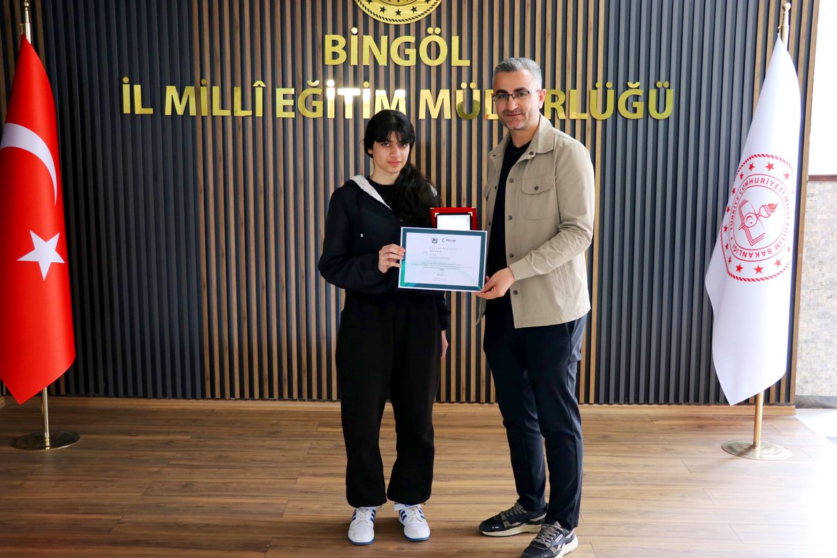 bingolmem's tweet photo. İl Milli Eğitim Müdürümüz Mustafa Özel, “Sağlıklı Nesil Sağlıklı Gelecek Yetenek Yarışması”nda il birincisi olan öğrencilerimizi makamında kabul etti. 👏🎉

🏆 İlkokul Edebi Kategori İl Birincisi: Eymen Siraç Şengül – 20 Kasım Kurtuluş İlkokulu (Kiğı) 🏆 Lise Edebi Kategori İl Birincisi: Zeyneb Akdağ – TBMM Vakfı Bingöl Fen Lisesi 🏆 Lise Görsel Kategori İl Birincisi: Rojin Dumlu – Karşıyaka Anadolu Lisesi

Öğrencilerimize ödülleri; İl Milli Eğitim Müdürümüz Mustafa Özel, İl Müdür Yardımcımız Orhan Buğrahan ve Yeşilay Bingöl Şube Başkanı Ahmet Karaca tarafından takdim edildi. 🎖️

Geleceğimizin teminatı evlatlarımızı tebrik ediyor, başarılarının devamını diliyoruz. 🌟📚

@tcmeb @Yusuf__Tekin 
@bingolvaliligi @celikcahit 
@MustafaOzel66 
@yesilaybingoll @YesilayKurumsal