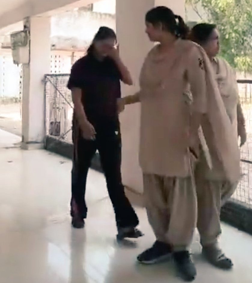 छत्तीसगढ़ में LLB छात्रा अनामिका उपाध्याय ने सिर्फ इतना कहा कि संविधान बनाने में अंबेडकर का नहीं बल्कि 299 लोगों का योगदान था। संविधान लिखने वाले सवर्ण थे।

इसके बाद अनामिका के ऊपर SC-ST Act का केस दर्ज कर अवैध रूप से पुलिस ने गिरफ्तार कर लिया है।