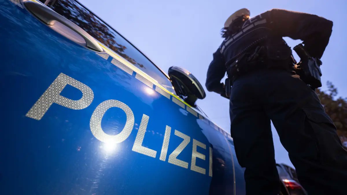 SWPde_bot's tweet photo. #Drogen #Großkontrolle in #Blaubeuren: #Polizei positioniert sich mit Arzt für #Blutproben an B28 https://t.co/mZMMYj8zEz https://t.co/JOAoQTdBIW