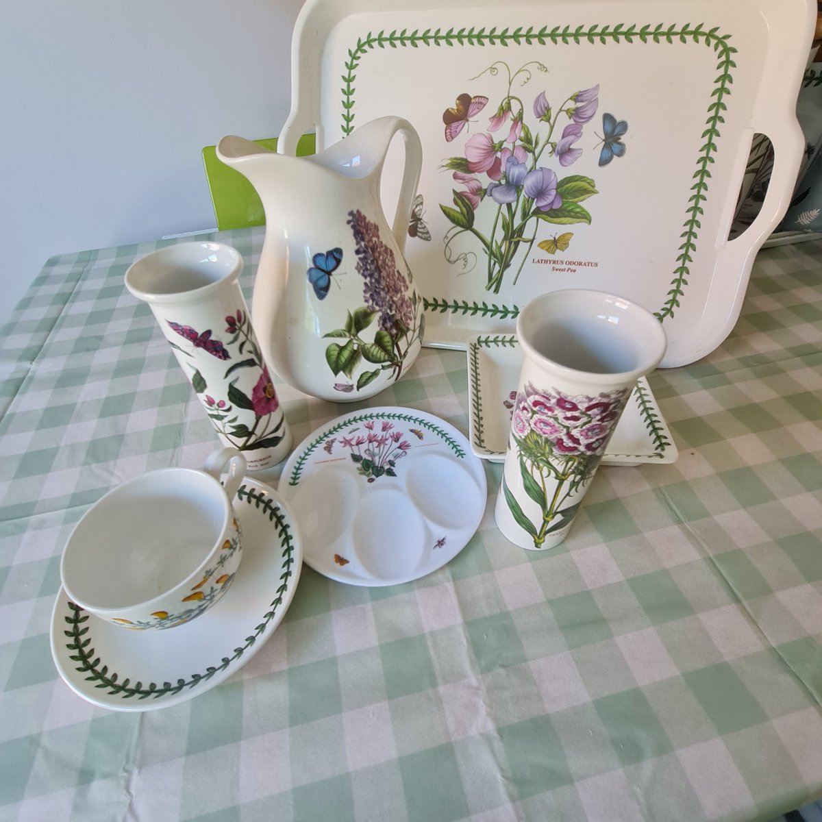 EmmaJanesLife's tweet photo. Sorted one cupboard &amp; done 5 Facebook listings, if anyone lives in the South of England and collects #Portmeirion #BotanicGarden 😊 https://t.co/FPRI5eUPS1