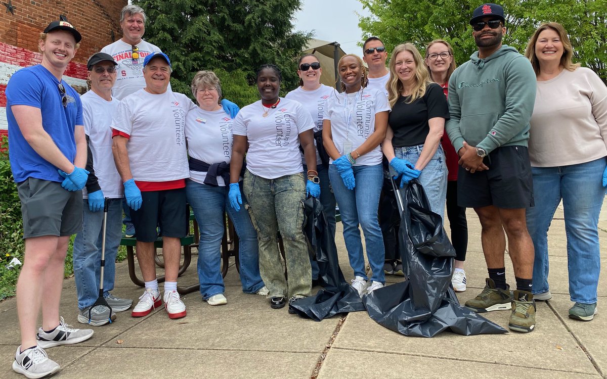 kmoxnews's tweet photo. Happy Earth Day!🌎
The @Audacy St. Louis team and @BankofAmerica helped clean up litter around Old North St. Louis and @CrownCandy Kitchen.
A little bit makes a big difference! #1Thing #WeAreAudacy https://t.co/IpjmV2Csk1