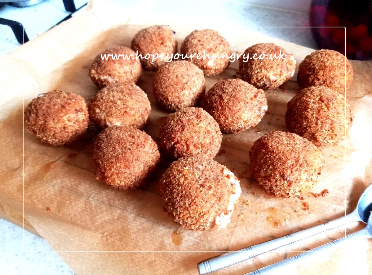 re_hungry's tweet image. Happy #Wednesday lovely Hungrys! Meal prep day means fresh chicken stock, perfect for my rich Risotto - recipe: hopeyourehungry.co.uk/resplendent-ri… Easy cheesy risotto, piled high with glossy roasted vegetables or as deliciously crispy arancini! Stay hungry! ;) x #bakeithappen #recipes