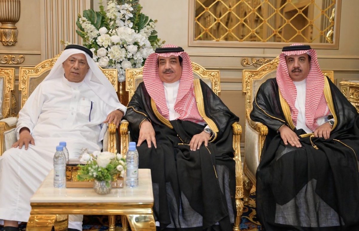 الذهبي / عبدالعزيز الدوسري هرم #الاتفاق في الإنجازات .. مع شقيقه عبدالرحمن في أحدى المناسبات الإجتماعية .
إطلالة بهية ..
كل مره نشتاق  فيها في الساحل الشرقي لتوهج الإنجازات الشرقاوية في كرة القدم تذكرنا هذا الرمز الشامخ الذي تحقق في عهد رئاسته الفرح المحلي والخارجي لفارس الدهناء