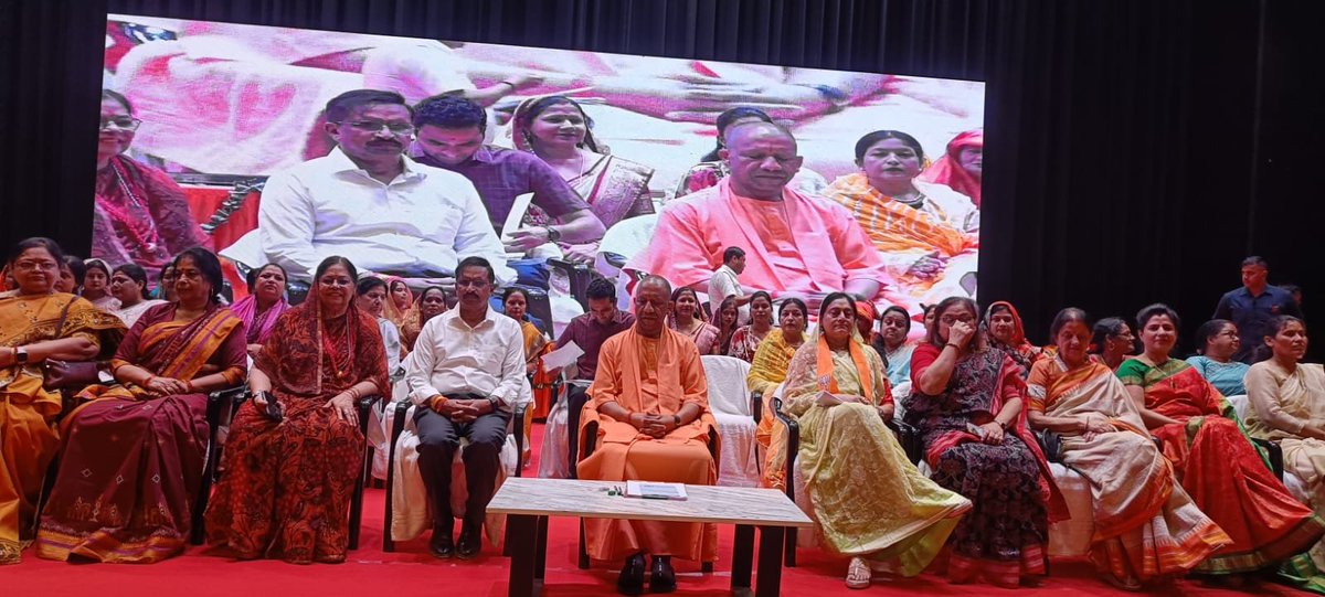 airnews_lucknow's tweet image. 👉मुख्यमंत्री योगी आदित्यनाथ ने आज योगिराज बाबा गंभीरनाथ प्रेक्षागृह में आयोजित नारी शक्ति वंदन सम्मेलन को संबोधित किय़ा
#NewsUpdate #UPNews