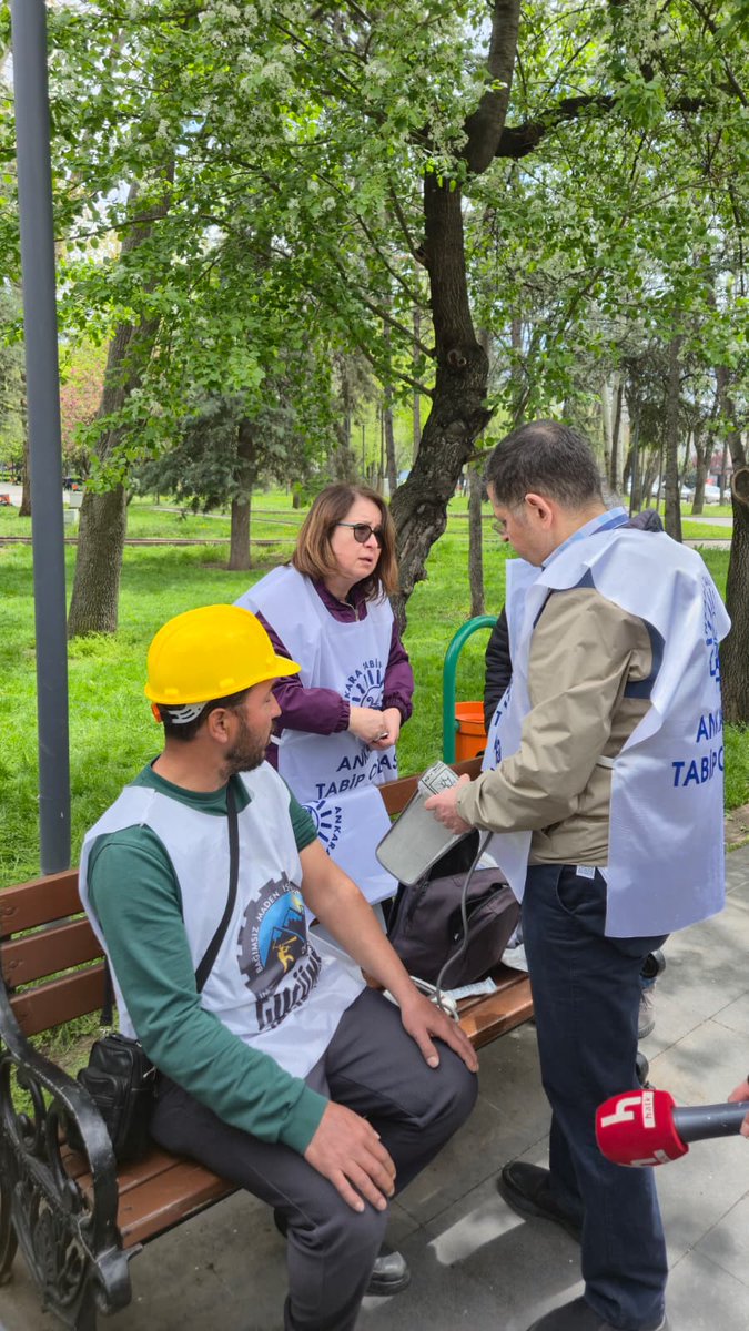 ankaratabipoda's tweet photo. Aylardır ödenmeyen ücretleri ve gasp edilen hakları için Eskişehir’den Ankara’ya yürüyüş başlatan ve açlık grevinin üçüncü gününde olan Doruk Madencilik işçilerinin başkentteki eylemleri sürüyor.

Ankara Tabip Odası (ATO) olarak, Bağımsız Maden İş Sendikası (@bagimsizmadenis) öncülüğünde hakkını arayan işçilerin yanında olduğumuzu bir kez daha vurguluyoruz.

22 Nisan 2026 tarihinde ATO Genel Sekreteri Dr. Zafer Çelik ile Yönetim Kurulu üyeleri Dr. Buket Gülhan ve Dr. Özgür Canoler, Kurtuluş Parkı’nda eylemlerini sürdüren madencileri ziyaret ederek açlık grevindeki işçilerin sağlık kontrollerini gerçekleştirdi; dayanışma mesajlarını iletti.
